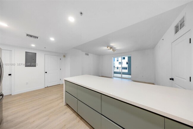 Building Photo - 170 SE 14th St