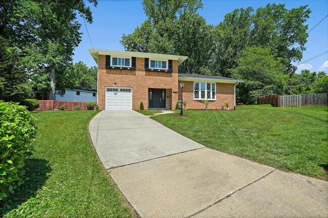 Building Photo - 6607 Lone Oak Dr