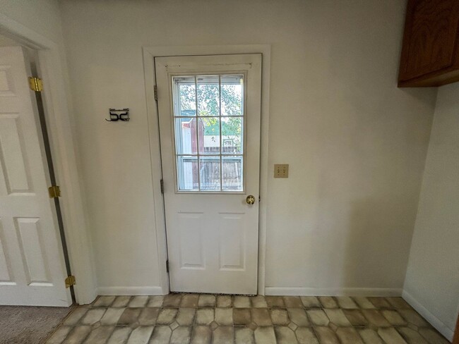 Building Photo - Cozy 2 Bedroom 1 Bath w/ all amenities and...