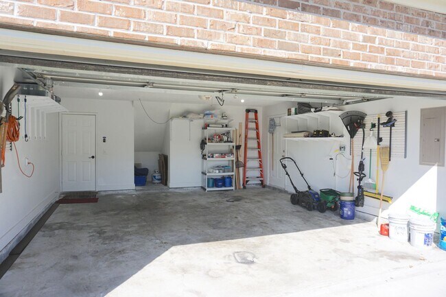 Building Photo - 3 BED | 2.5 BATH | POOLER