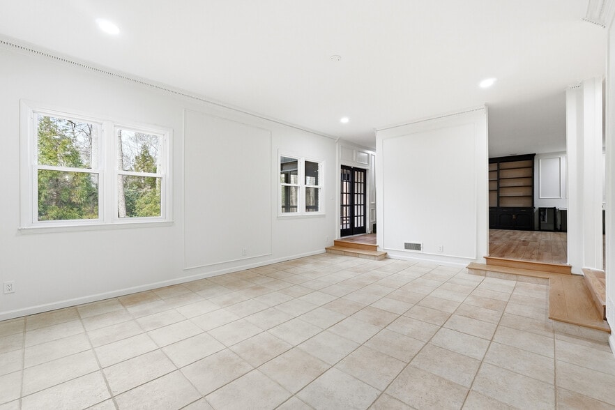 Building Photo - Room in House on River Park Dr