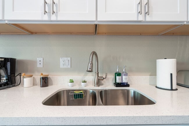 Building Photo - 16601 N Parkview Pl