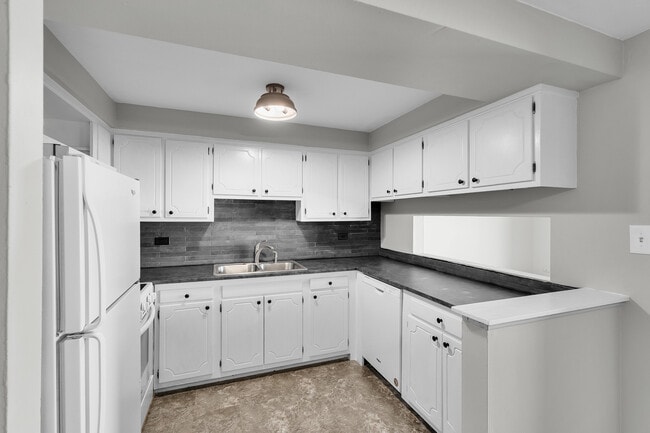 Building Photo - 301 E Plainfield Rd
