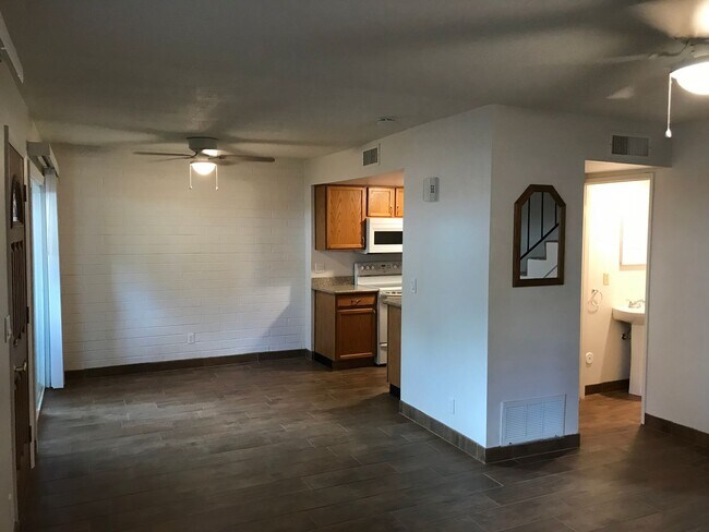 Building Photo - 2 bed 1.5 townhouse Scottsdale