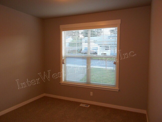 Building Photo - 3+ BED 2.5BA TIGARD HOME WITH DEN, SOAKER ...