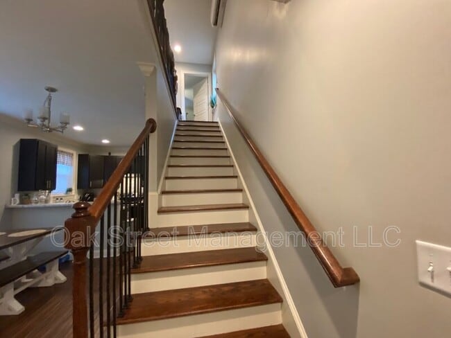 Building Photo - 36 Larchmont Ave