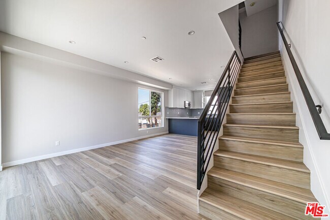 Building Photo - 6702 Balboa Blvd