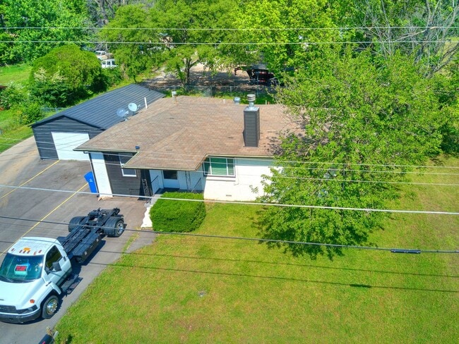 Building Photo - Great home, 4 bedrooms or 3+study, 1.5 bat...