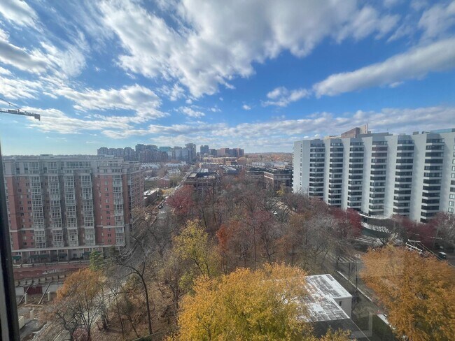 Building Photo - 1600 N Oak St