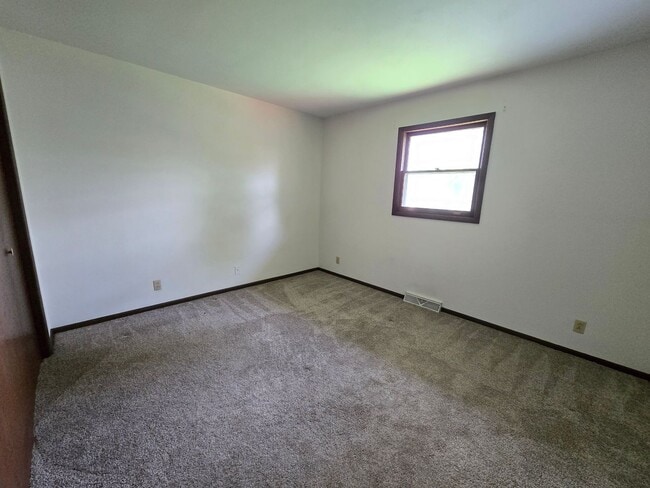 Building Photo - Cute 2-bedroom duplex in Normal!
