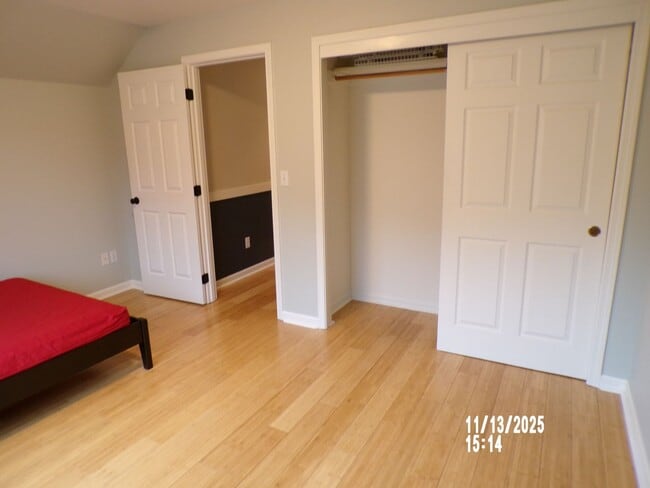 Building Photo - Charming house close to parks