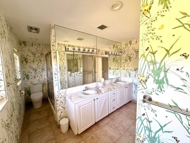 Building Photo - 2015 Notre Dame Dr