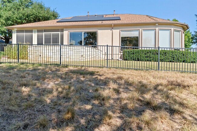 Building Photo - 121 Vinca Dr