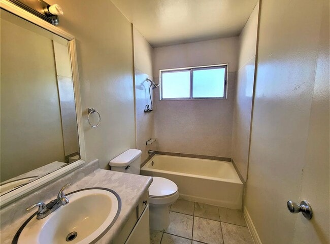 Building Photo - LB1702 (lease only)