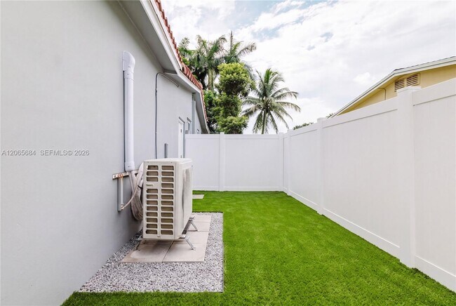 Building Photo - 5261 SW 89th Ave