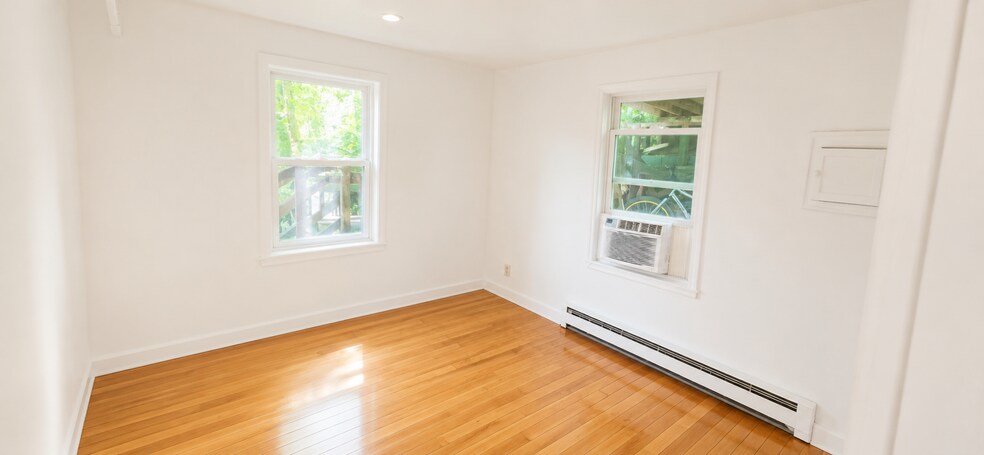 Bedroom w/Closet - 147 Woodbine Ave