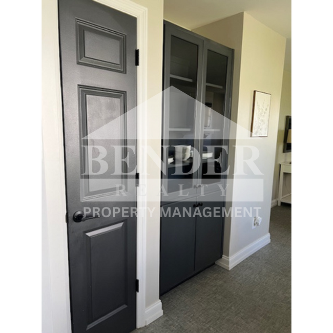 Building Photo - ADORABLE COTTAGE-STYLE HOME