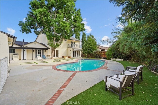 Building Photo - 7425 Vanalden Ave