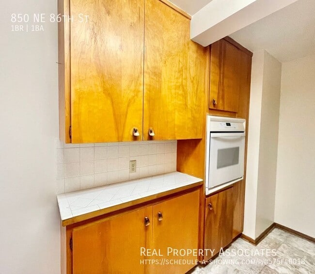 Building Photo - 850 NE 86th St