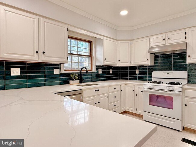 Building Photo - 7041 Harvey Ave