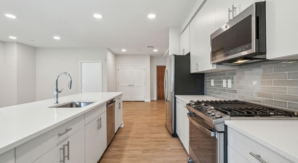 Primary Photo - The Elm