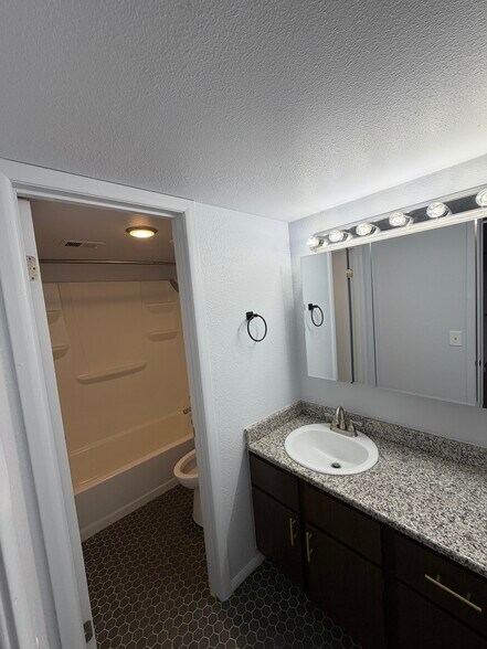 Building Photo - 3121 S Tamarac Dr