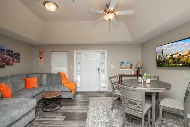 Building Photo - Knoxville 37916 - 3 bedroom, 2 bath condo in UT area, Short term rental considered @ $3400 a mont...