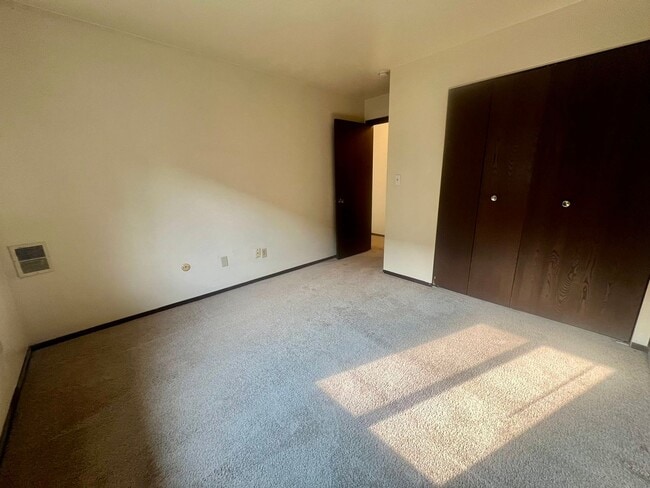 Building Photo - Charming One Bedroom Apartment! Lots of Na...
