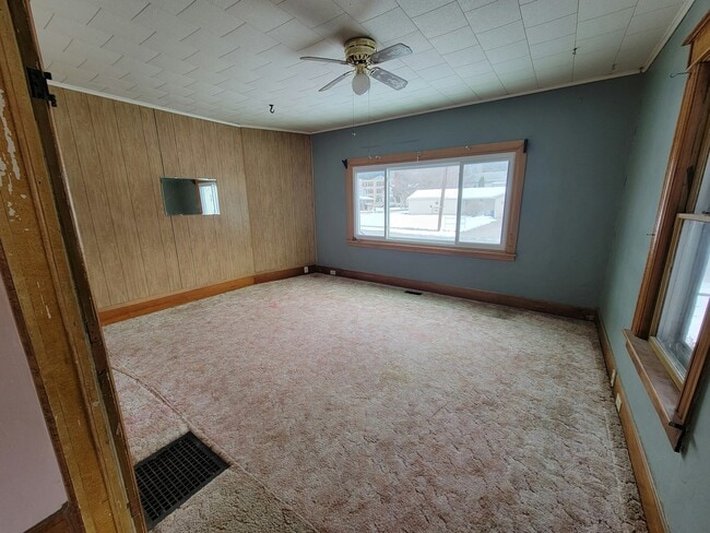 Building Photo - 45 Maple St