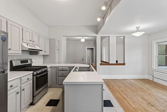 Building Photo - Beautiful First-Floor Condo in Portland’s West End