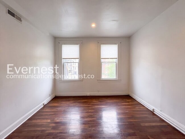 Building Photo - 2-Bed/1-Bath Spacious Condo with Balcony/ Available Now!