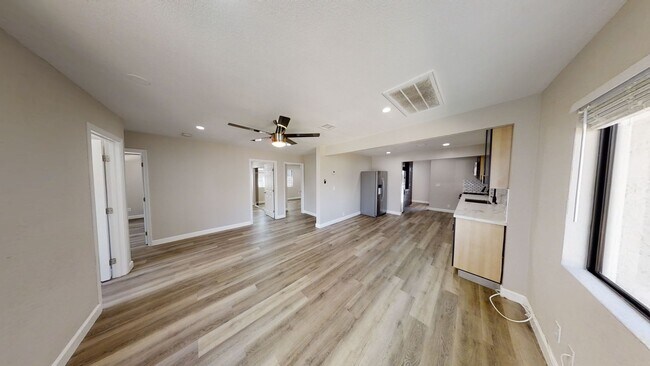 Building Photo - Newly Renovated (2022)! 7BD/3BA (Lease out...