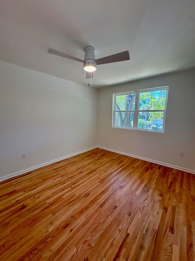 Building Photo - Newly Renovated Three Bedrooms Condo in South Windermere