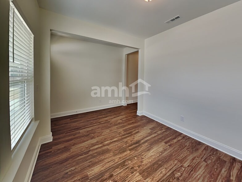 Building Photo - 1349 Lomond Dr