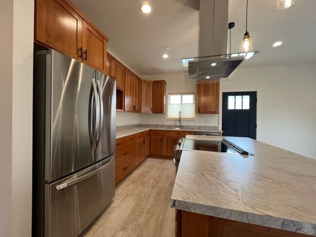 Building Photo - NEWER 3/2 Construction in Eureka! Beautifu...