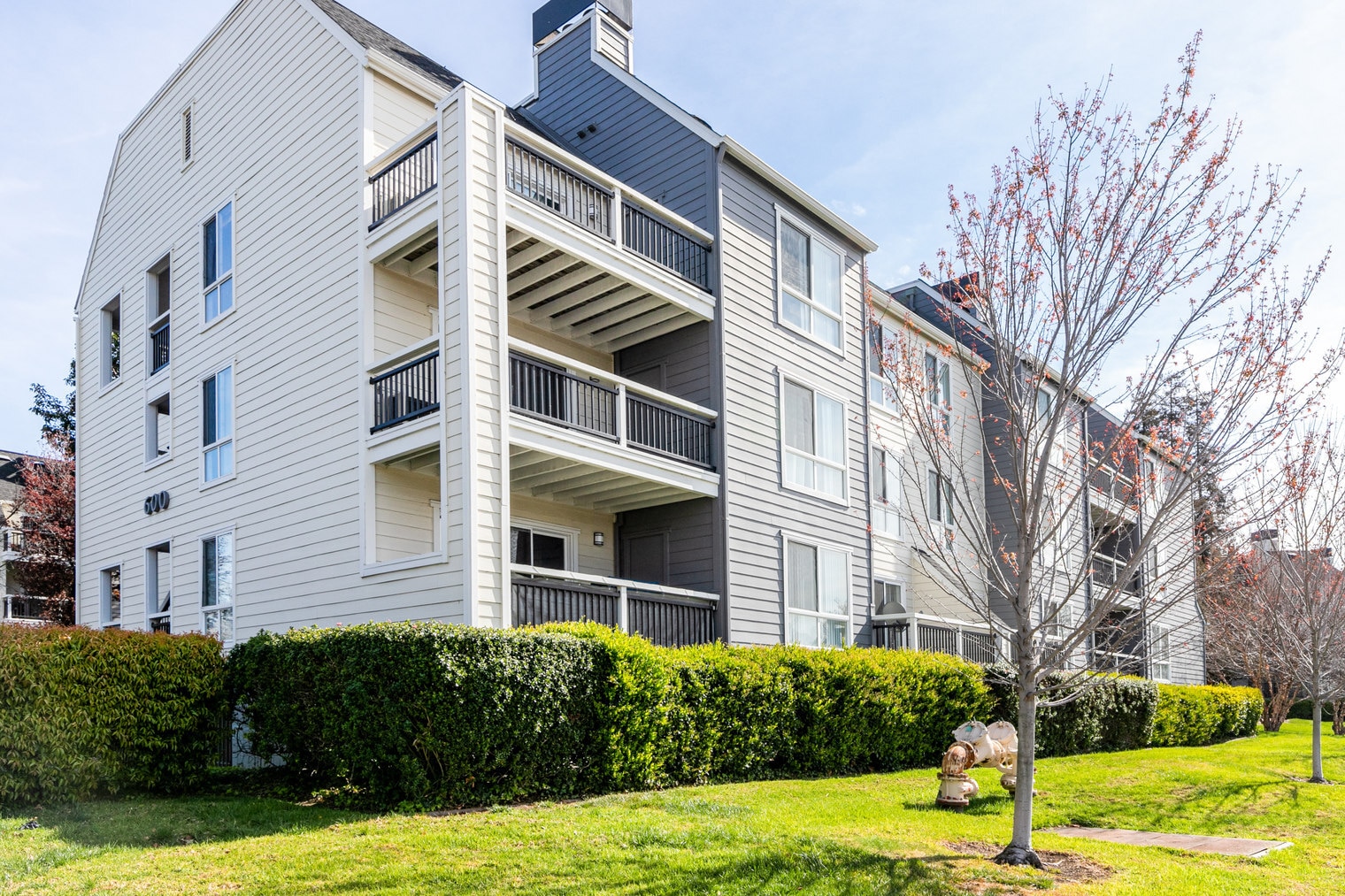 Building Photo - 600 Park View Dr