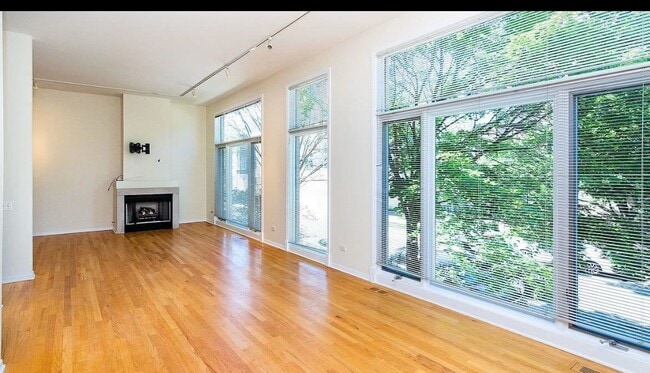 Building Photo - 441 W Blackhawk St