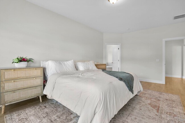 Building Photo - Spacious 5BR/3BA Home with Lagoon View on Quiet Cul-de-Sac!