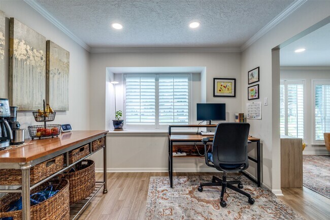 Building Photo - 2827 Fontana Dr