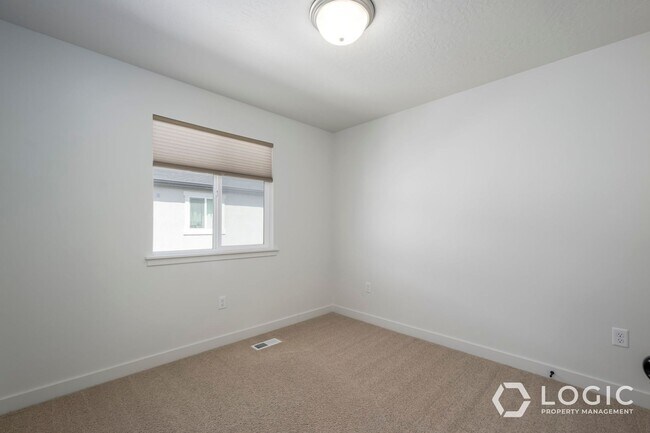 Building Photo - Beautiful Townhome in Herriman UT
