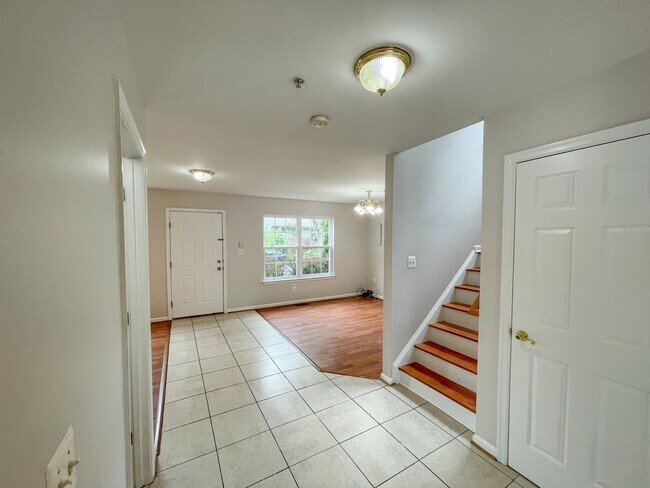 Building Photo - Lovely Traditional 5BR/3BA home in excelle...