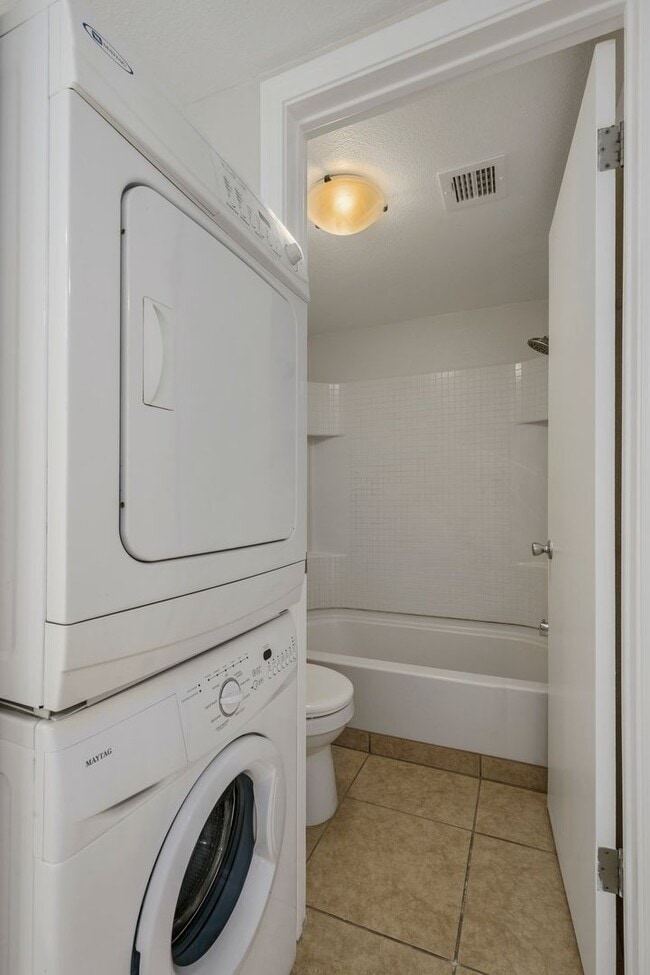 Building Photo - COMING SOON! Spacious 1 Bed 1 Bath Condo i...