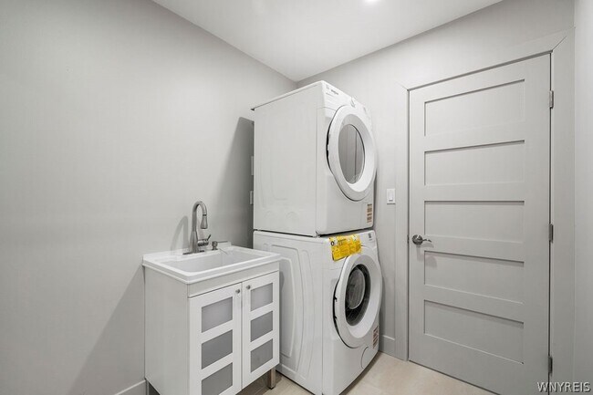 Building Photo - 855 Madison Ave