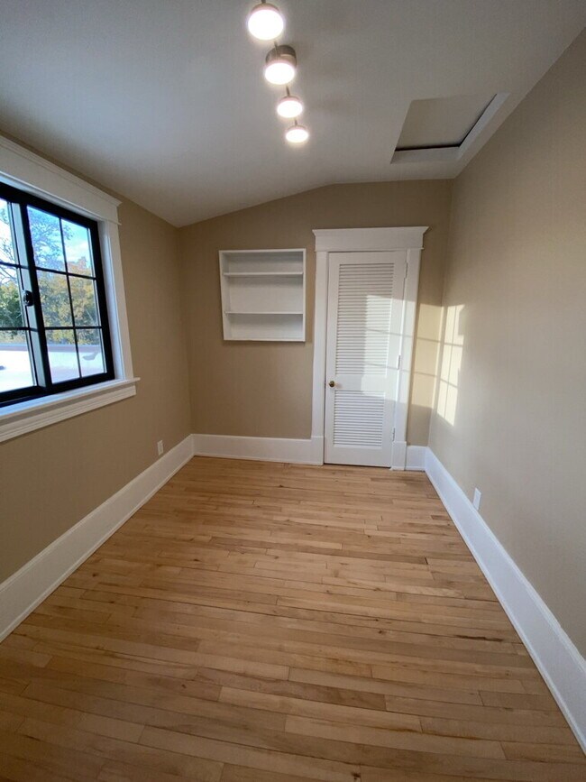 Building Photo - *Beautifully remodeled Historic 2 bed plus den Penthouse In Desirable Lowry Hill - Near Chain Of ...
