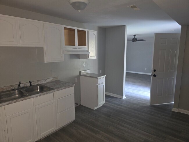Building Photo - 1305 St Stephens Dr