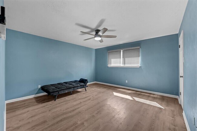 Building Photo - 2239 Fairgreen Dr