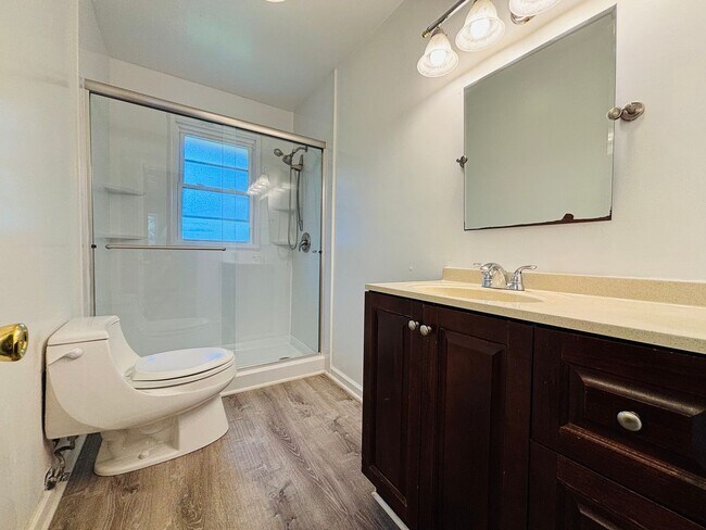 Building Photo - 405 Stonegate Dr
