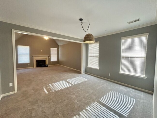 Building Photo - Beautiful 4 Bedroom 3 Bath Home in Lake Forest!