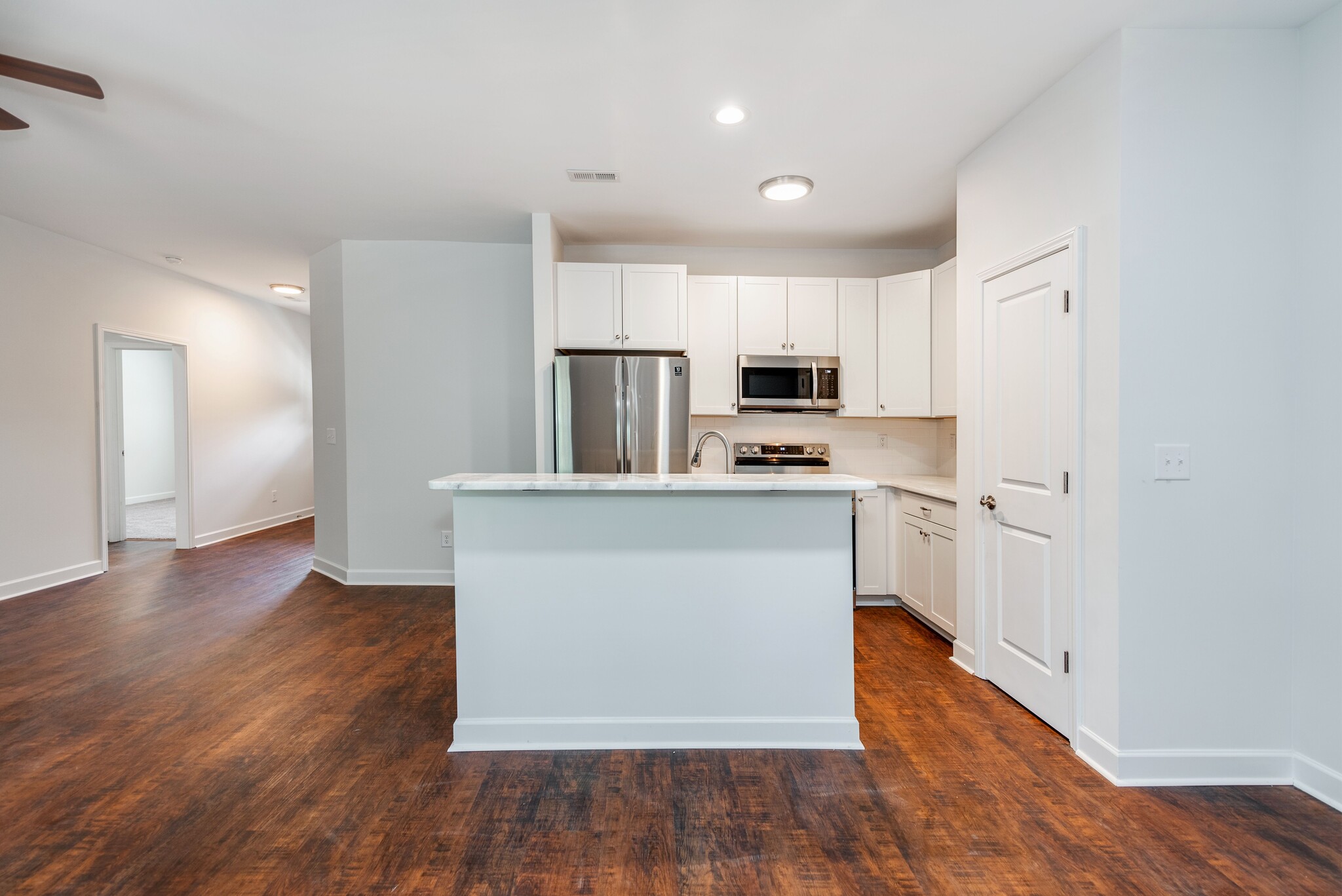 Building Photo - 922 W Davidson Ave