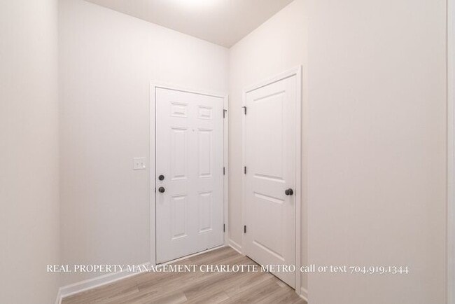 Building Photo - Modern Brand-New Built 3BR Townhome Near Uptown